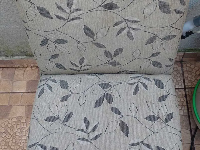 Cadeira estofada estampada durante a limpeza