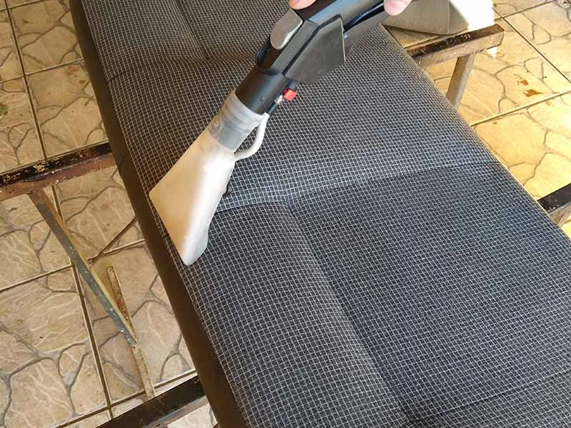 Remoção de sujeira impregnada no tecido do banco do carro