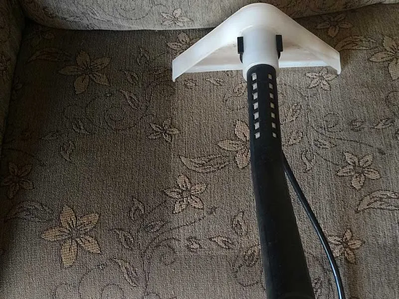 Limpeza profunda de assento de sofá com extratora