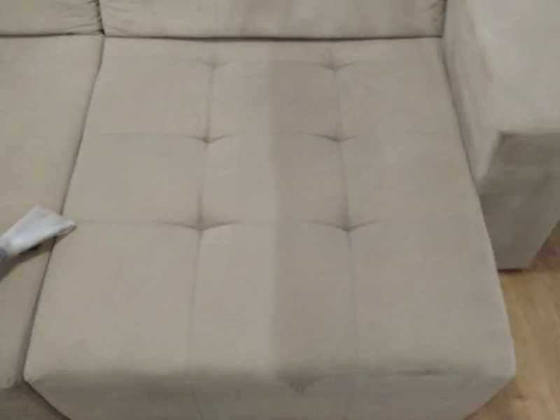 Sofá claro após a higienização, com o tecido limpo e uniforme